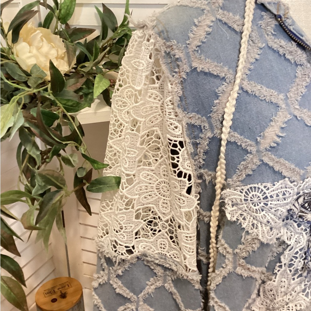 POL Blue and Cream Patterned Fabric - Picture 4 of 7